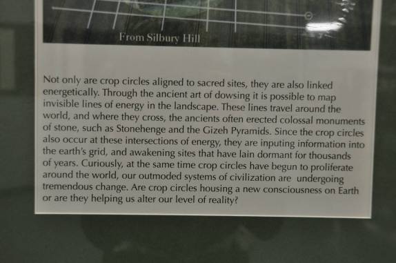 Painel atribuindo à extraterrestres os famosos círculos em campos de cultivo pelo mundo, no Museu de Roswell, no Novo México, nos Estados Unidos
